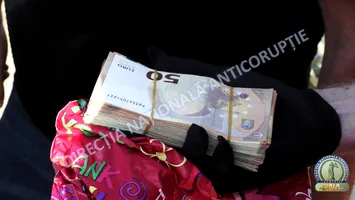 Flagrant DNA în plin scandal politic: un bărbat ar fi cerut 40.000 de euro de la un primar și bani pentru „intervenții” în alte dosare