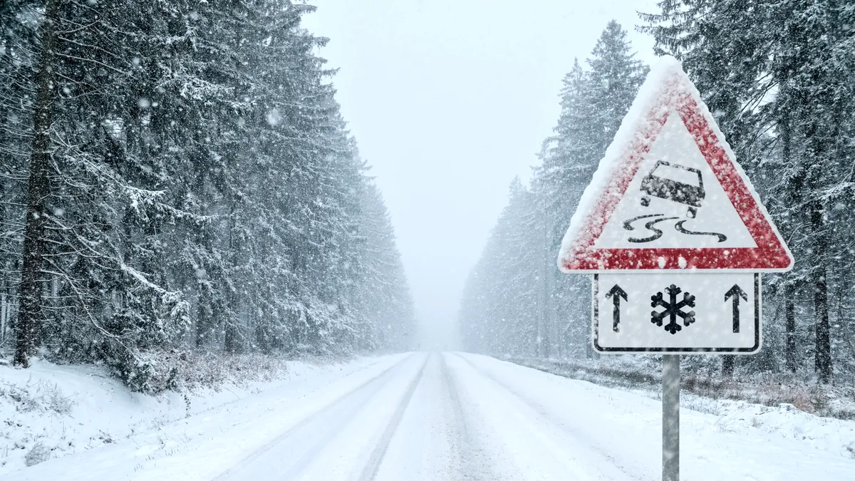 Vreme severă în țară: viscol la munte, rafale puternice în mai multe regiuni (HARTĂ)