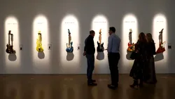 Noul fetiș al miliardarilor: vinuri de sute de mii de dolari, chitare de peste 14 milioane și carduri Pokémon de 16,5 milioane