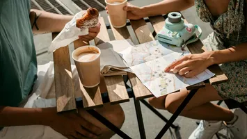 Topul orașelor preferate pentru city break-uri în România, toamna 2025. Prețuri, tendințe și experiențe