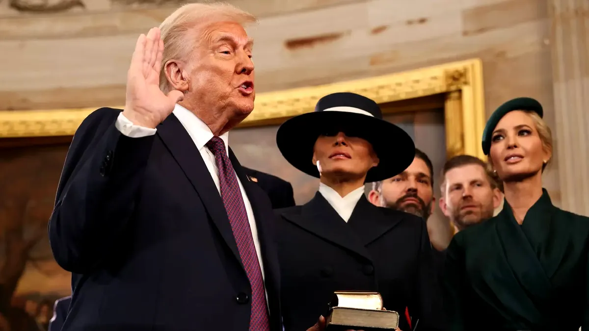 Imagini virale de la investirea lui Trump: jurământ fără mâna pe Biblie