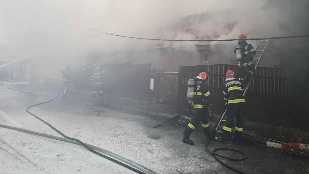 Incendiu violent la o casă și un magazin din Voluntari