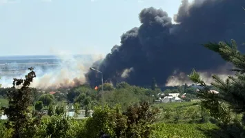 Foc și fum negru la Chițorani: incendiul de vegetație provoacă poluare masivă lângă zona industrială Lukoil