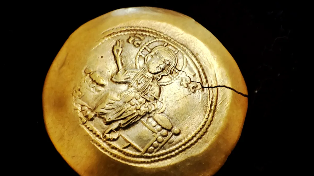 A descoperit o monedă de jumătate de milion de dolari cu ajutorul unui detector de metale
