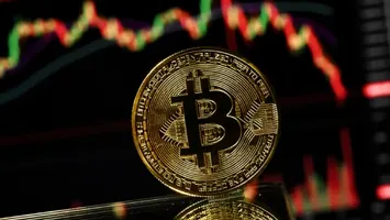 Bitcoin se prăbușește: criptomoneda pierde o treime din valoare în doar câteva săptămâni