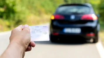 „Regula fermoarului”, oficial în Codul Rutier 2025. Ce trebuie să știe șoferii și ce amenzi riscă