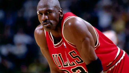 Un tricou purtat de fostul mare baschetbalist american Michael Jordan a fost vândut la licitaţie cu 1,38 de milioane de dolari