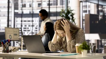 Fără adeverințe medicale, fără diagnostic: un nou tip de concediu ar putea intra în Codul muncii