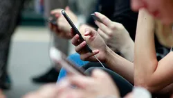 Generația online, mai puțin fericită. Rețelele sociale scad starea de bine