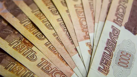 Război în Ucraina. Rubla se prăbușește, după retrogradarea ratingului cu șase trepte la “junk”