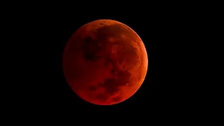 Spectacol astronomic de început de an. Ce înseamnă Luna Lupului și cum se vede din România