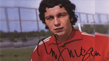 Cât trebuie să plătești pentru un tricou semnat de Maradona sau Gică Popescu? Licitație de colecție la București