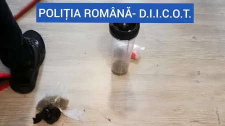 Un traficant a aruncat punga cu droguri chiar când era încătușat de poliție