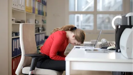 La muncă: șase din zece români nu se simt împliniți profesional; femeile, mai afectate de sindromul burnout (STUDIU)