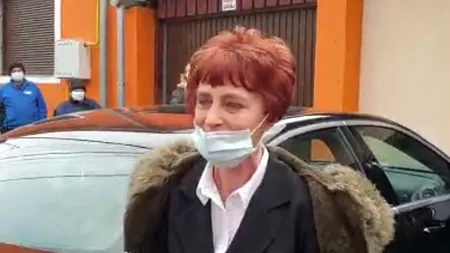 Doctorița care a stârnit controverse în spațiul public, întâmpinată cu flori și aplauze de susținători la colegiul unde va fi audiată