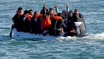Record nedorit în Anglia: 700 de migranți ilegali într-o singură zi