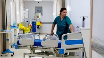 A refuzat tratamentul pentru cancer, din cauza mamei care credea în teorii conspiraționiste