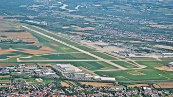 Aeroportul unic în lume. E singurul loc de pe Pământ unde poți ateriza în trei țări deodată