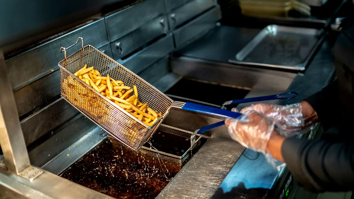 Un lanț de magazine fast-food face angajări în România. Salarii competitive