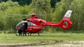 Mai multe elicoptere salvează oameni de pe acoperișuri, în Suceava