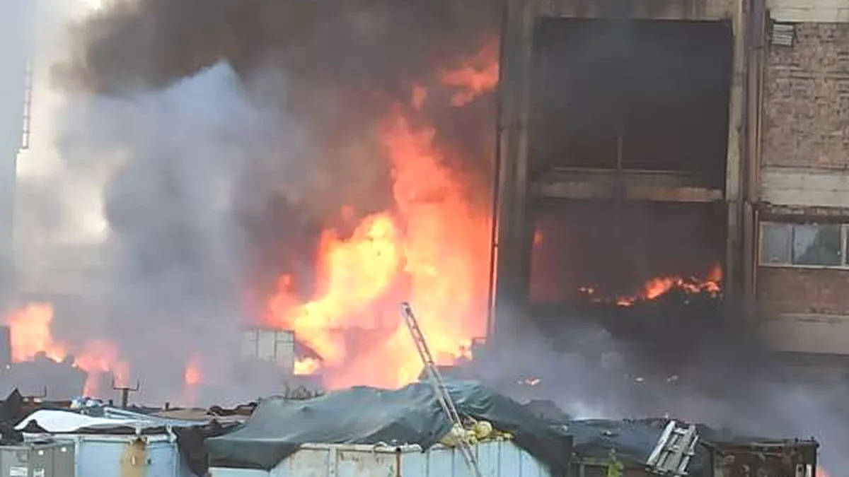 Prahova: Incendiul izbucnit la incineratorul de deşeuri periculoase din comuna Brazi a fost stins după 15 ore
