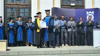 Cel mai în vârstă absolvent din România. Un fost primar a terminat facultatea la 89 de ani