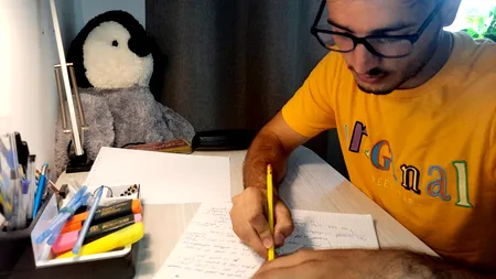 A rămas repetent în clasa I, dar ce a urmat, i-a surprins pe toți - premiant, olimpic și aproape media maximă la bac: “Primul meu ghiozdan a fost o sacoșă de rafie”