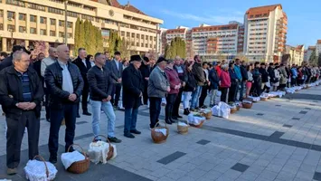 Tradiție vie în inima Harghitei: Sfințirea bucatelor de Paștele Catolic la Miercurea-Ciuc
