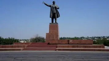 Cea mai înaltă statuie a lui Lenin din Asia Centrală, demontată (VIDEO)