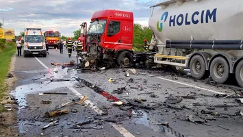 Accident grav pe Centura de Nord a Craiovei. Două persoane au murit pe loc. Mașina s-a făcut praf!