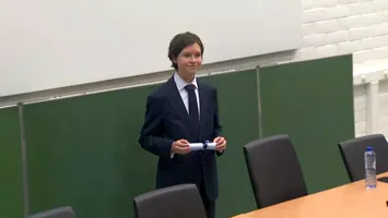 Performanță academică fără precedent: doctorat în fizică cuantică la doar 15 ani. Visează să creeze „supraoameni”