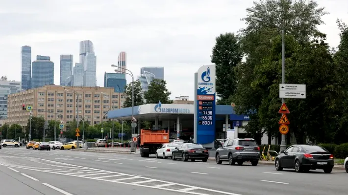Cozile „umilinței” în Rusia la benzinării. Cum a ajuns cel mai mare exportator de țiței să raționalizeze carburantul