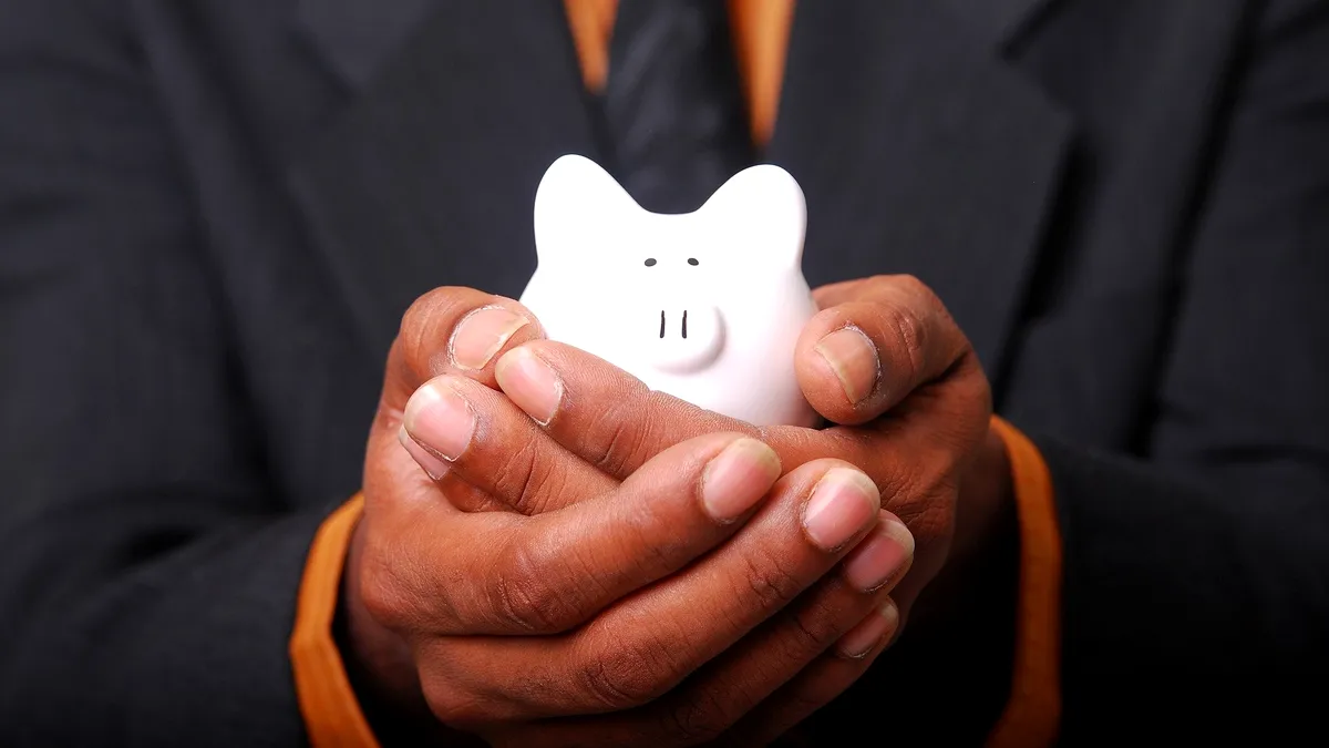 Ce sumă trebuie să achiți lunar pentru un credit de 250.000 de lei