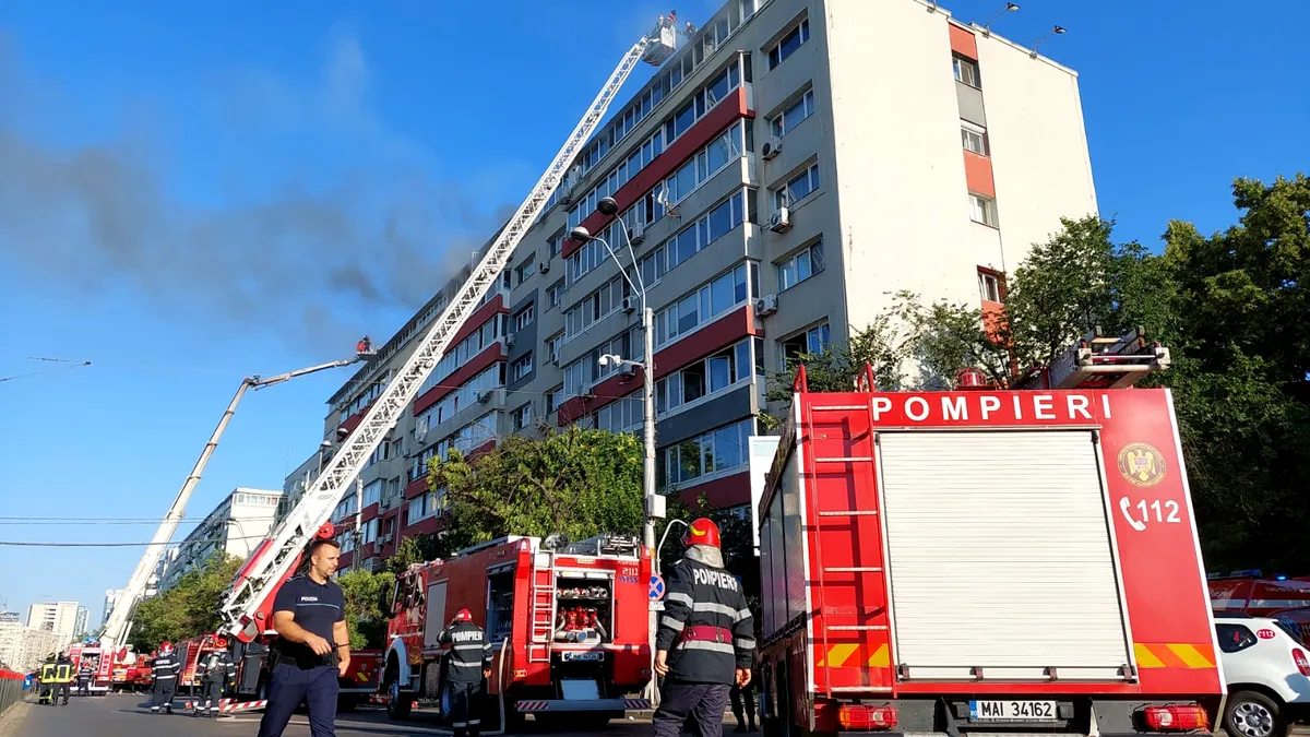 Incendiu într-un apartament situat la ultimul etaj al unui bloc din Capitală. 30 de persoane au fost evacuate