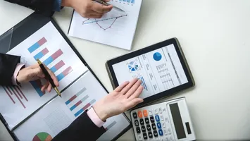 Investitorii trag frâna de mână. Sondaj: Instabilitatea politică și fiscală slăbesc încrederea mediului de afaceri în România