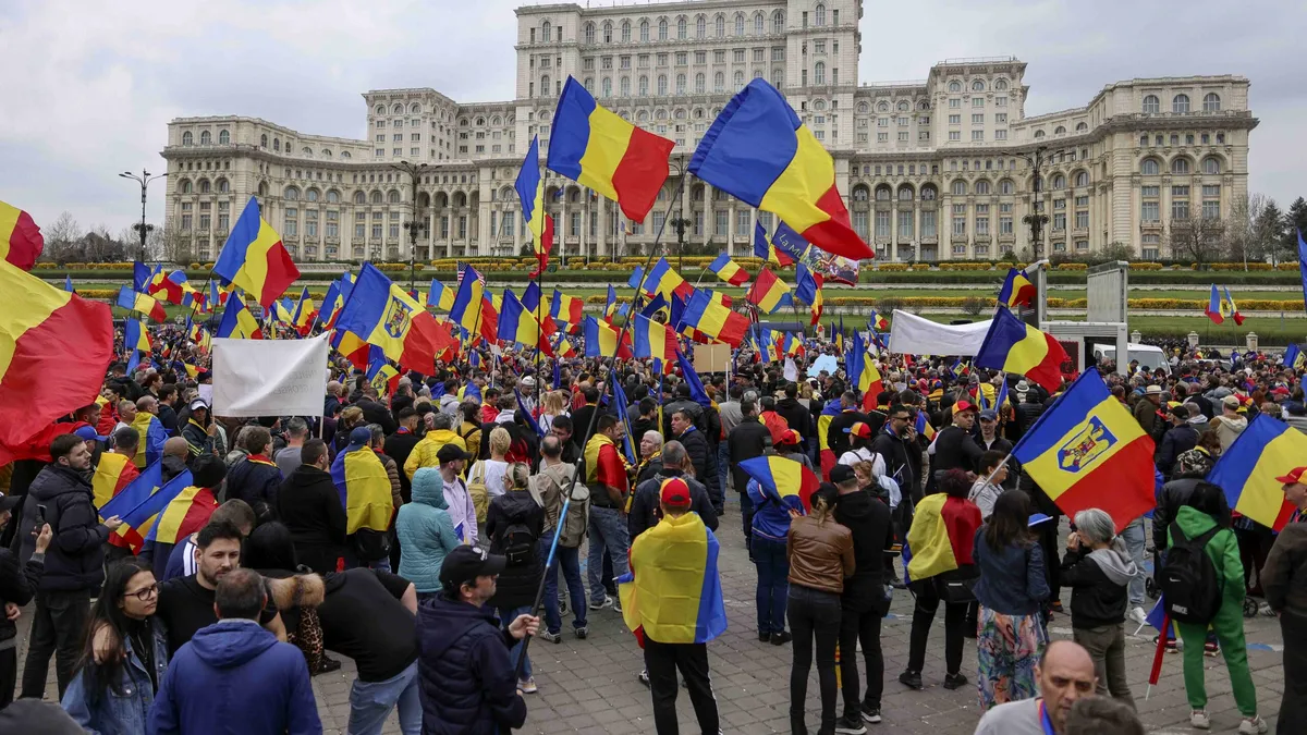 Două manifestații pro-Georgescu au adunat câteva mii de oameni în Capitală. Doi protestatari au ajuns la Poliție