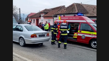 Accident grav în Bihor. 14 oameni au fost răniți după ce un microbuz şi un autoturism s-au ciocnit