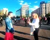 Scandal la mitingul pro-Bolojan din Piața Victoriei. Un bărbat în fustă, gonit de manifestanți