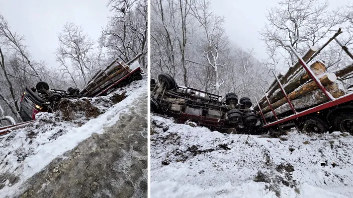 Accident în Sibiu: un camion cu lemne a căzut într-o prăpastie (VIDEO)
