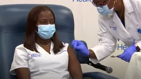 A început campania de vaccinare în SUA. Cine este prima persoană care s-a vaccinat
