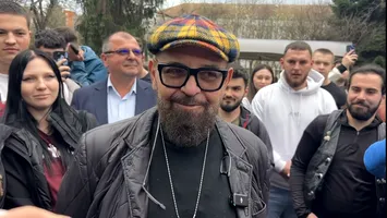 Uleiul de la candelă a scăpat de verificări! Piedone, mesaj de Paște pentru „cârcotași”: „Merg la biserică, cu familia”