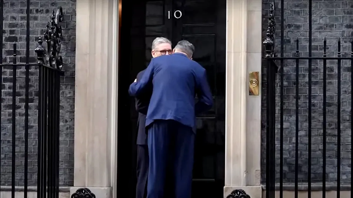 Ce înseamnă sărutul pe obraz folosit la întâlniri. Marcel Ciolacu l-a pupat pe premierul britanic, când s-au întâlnit la Downing Street 10. Ce spune psihologia despre gestul premierului