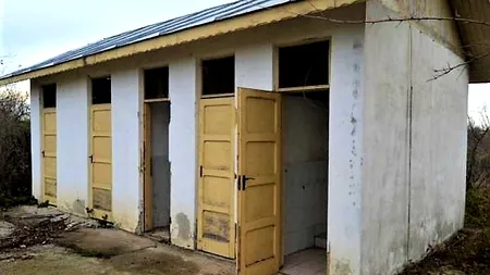 Nicio școală cu toaletă în curte nu a fost modernizată în ultimul an, sub ministrul Deca