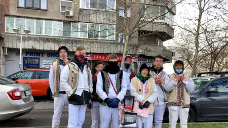 Urătorii „moderni“ care îi colindă pe oameni cu boxele