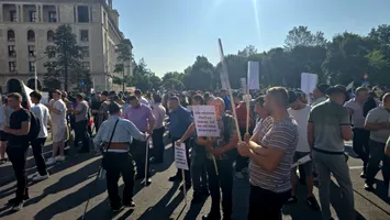 „Guvernanții să plece de urgență!”, strigă fermierii. Muscă îl atacă pe ministrul interimar Tánczos Barna: „Spune că nu poate face nimic”