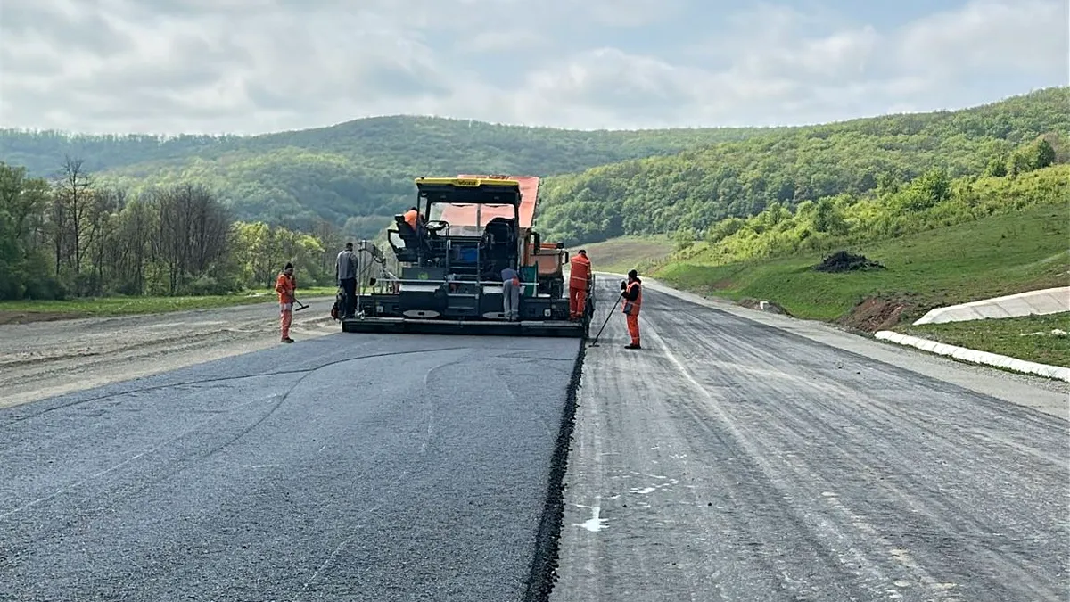 Un lot important din Autostrada Transilvania (A3), la primul strat de asfalt. UMB are termen clar de finalizare a lucrărilor (VIDEO)