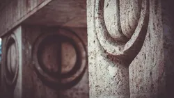 Scandal la Târgu Jiu: Patrimoniul UNESCO Brâncuși, lăsat să se fărâme sub „tăcerea deliberată” a autorităților