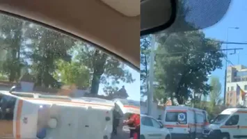 Accident grav în fața Palatului Cotroceni. Ambulanță răsturnată, două victime confirmate