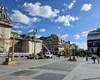 La Craiova a venit deja Crăciunul! Decorațiunile sunt aproape montate, sania lui Moș Crăciun a fost instalată. Temă nouă, butaforii noi (VIDEO)