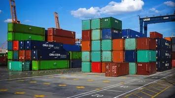 Un nou motiv pentru deprecierea leului, dacă BNR ar lăsa liber cursul. Deficitul comercial al României a crescut cu 35% în primele două luni din 2025